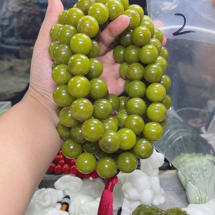 蛇纹石玉颈饰未镶嵌骄***跑