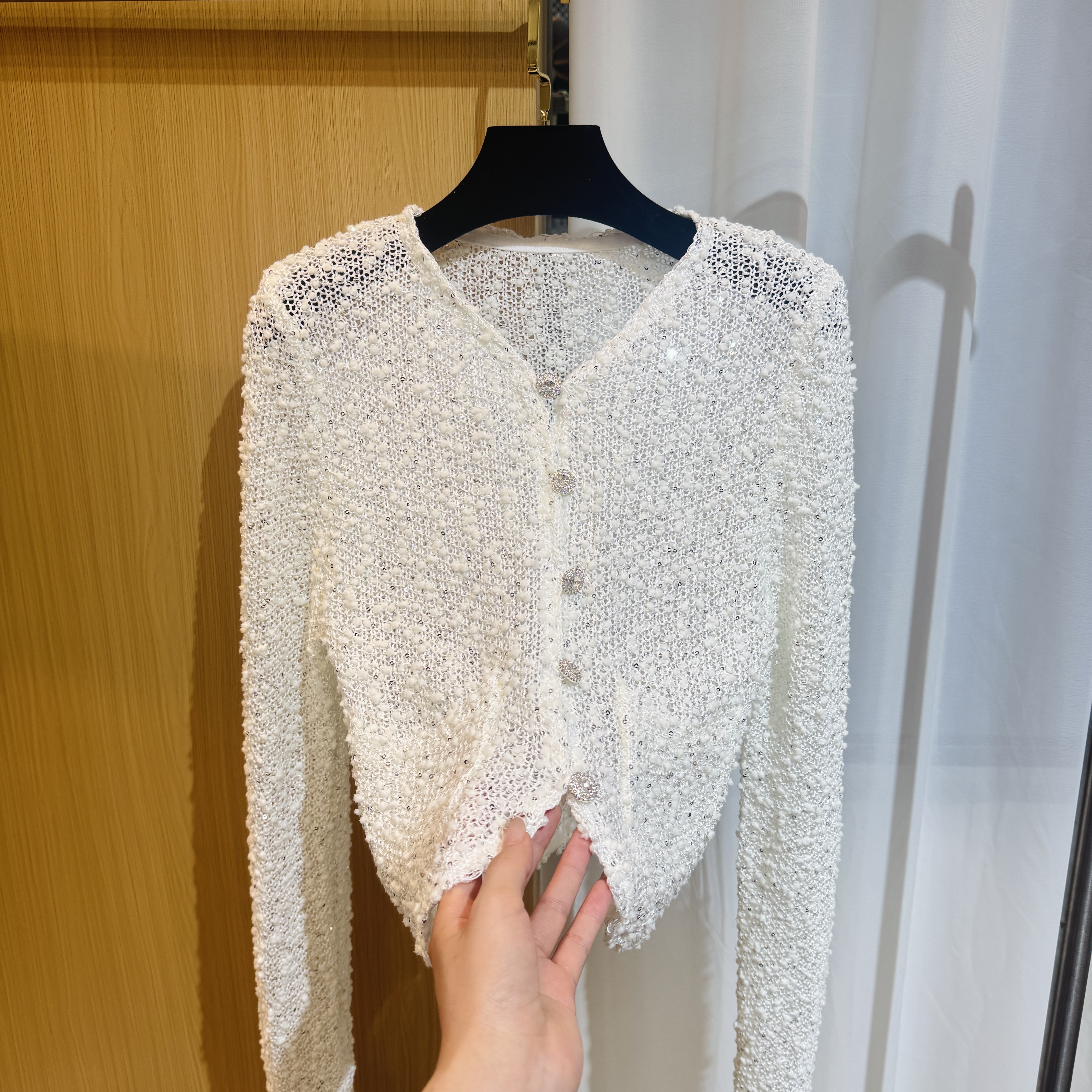 <猪猪出品>2025上新气质白色亮片设计师镂空季针织开衫