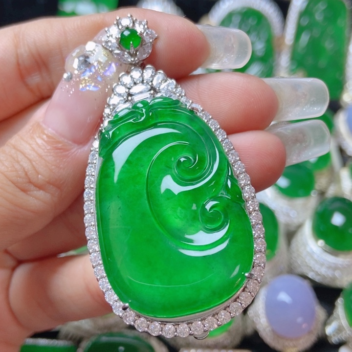 翡翠颈饰银S925镶嵌18。       