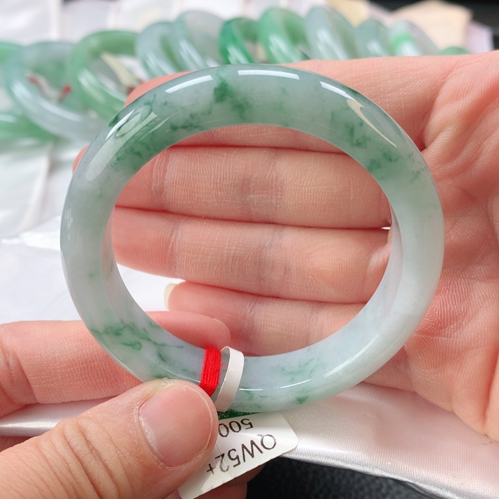 翡翠手镯未镶嵌晴**雪