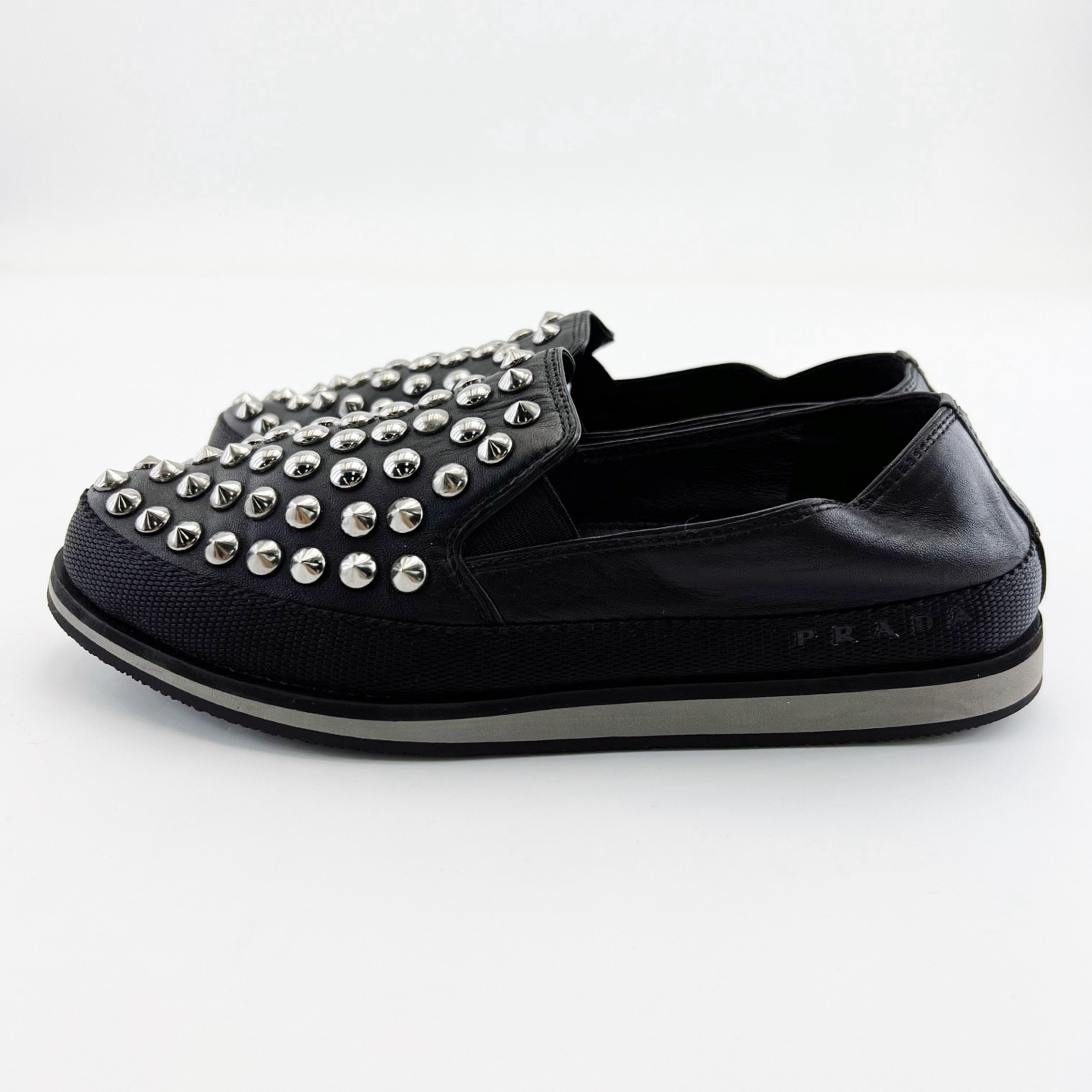 95新 Prada/普拉达 36.5码/黑色铆钉重工全皮休闲鞋/16209260