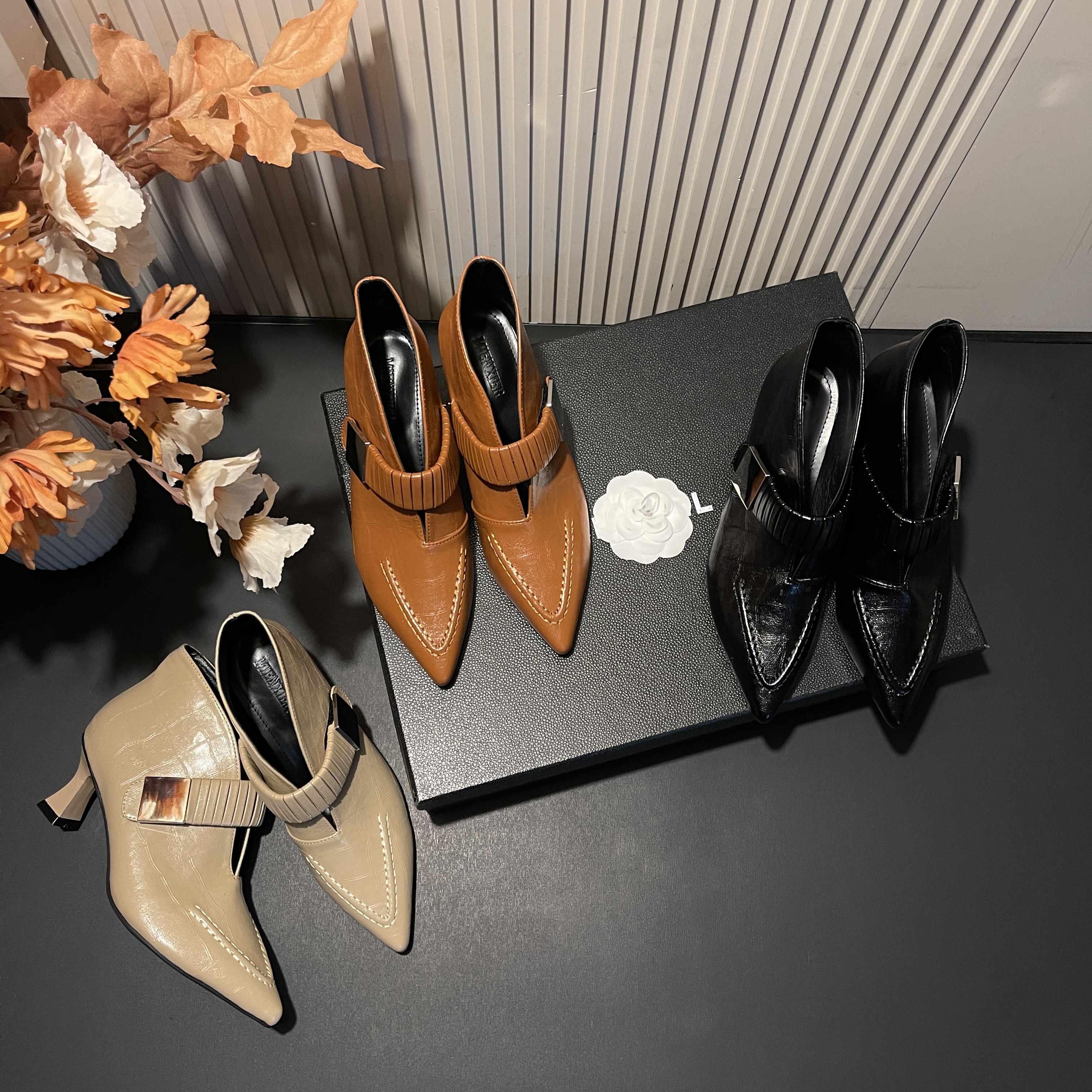 【现现】秋冬时尚新款简约气质方扣设计休闲百搭尖头猫跟高跟踝鞋