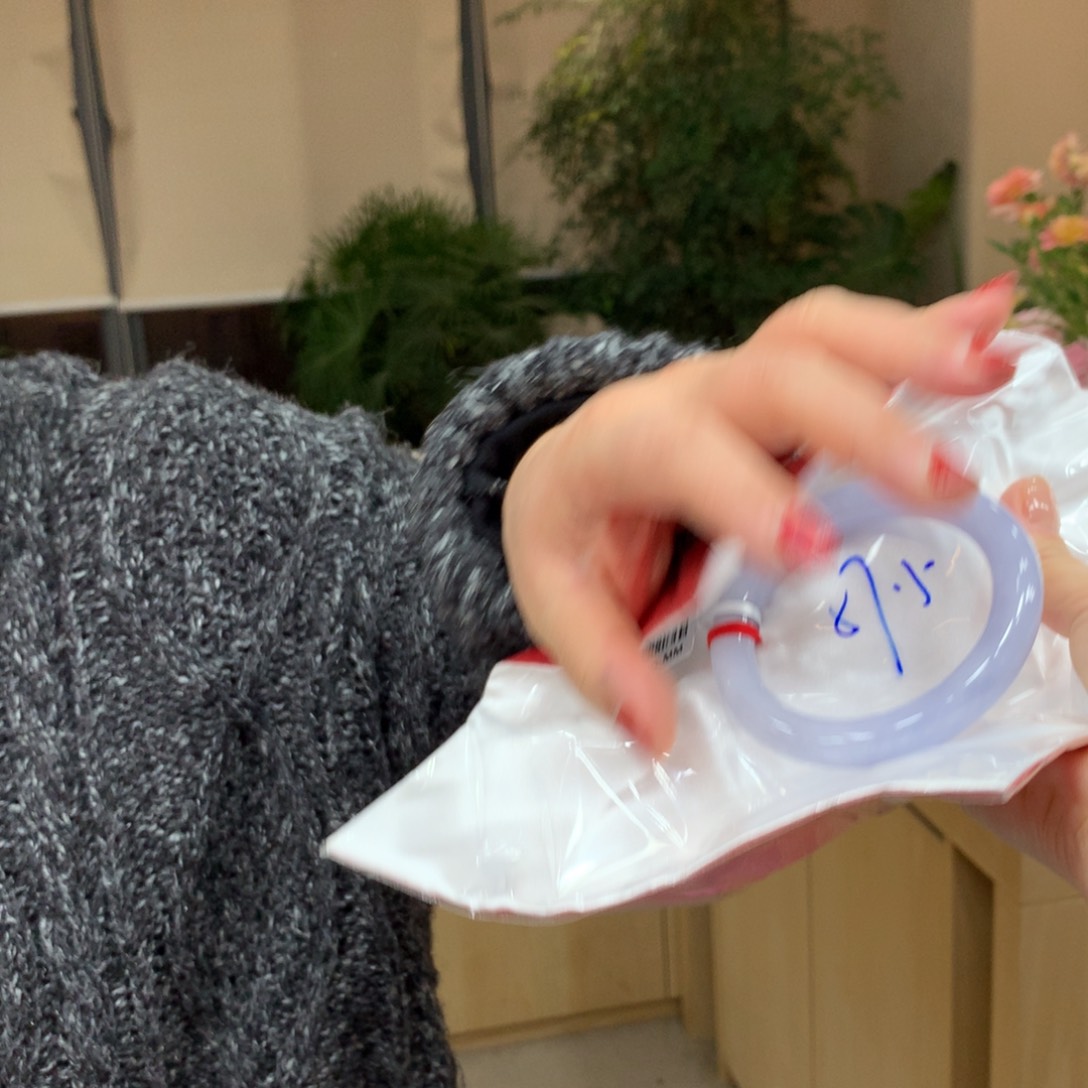 翡翠手镯未镶嵌不退不换