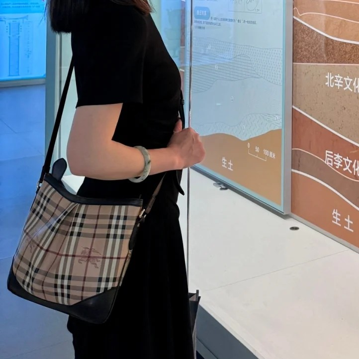 95新 BURBERRY/博柏利 战马格纹单肩斜挎包90045073