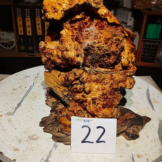 杨***成松木22北沉香琥珀木天然造型山水摆件。