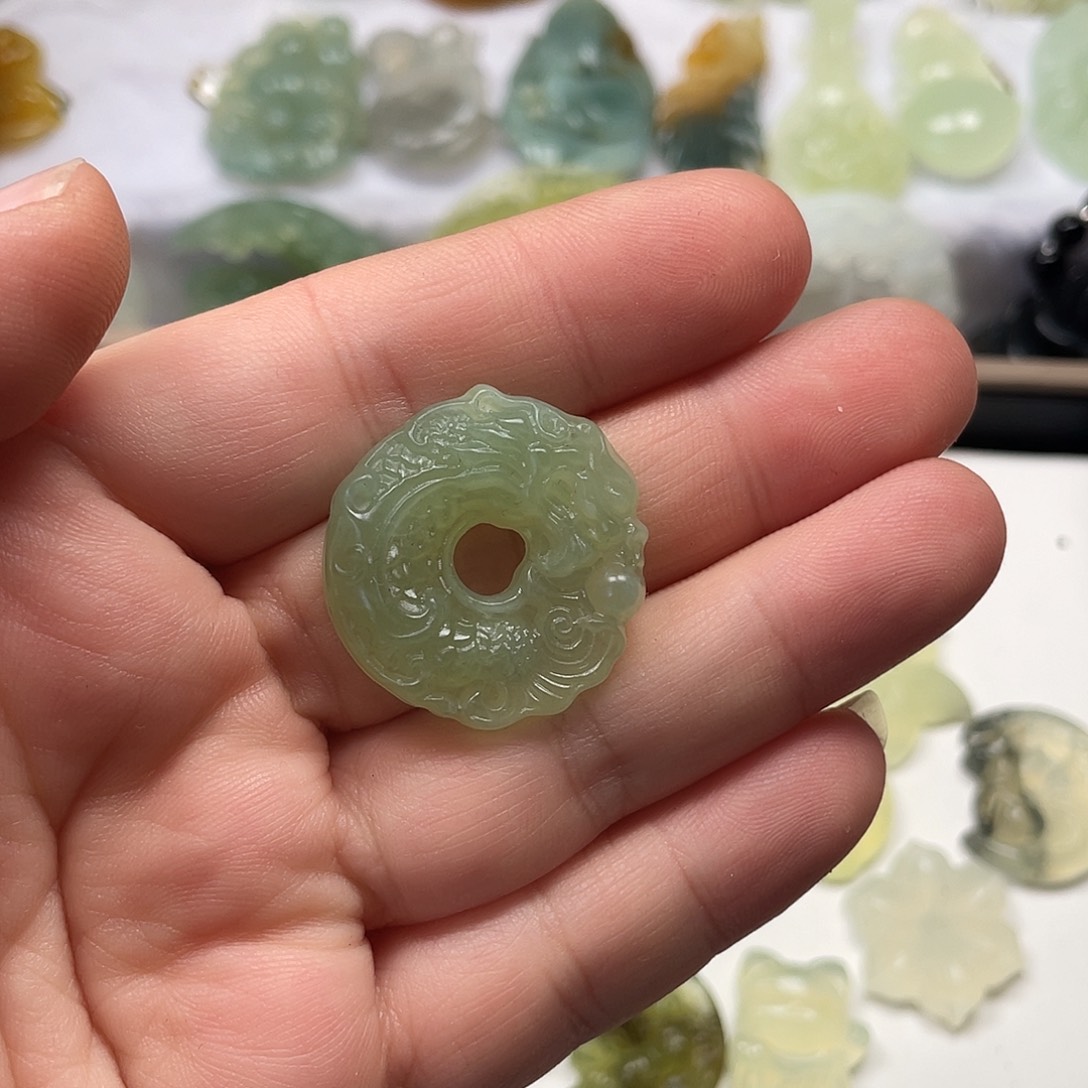 来***～蛇纹石玉未镶嵌颈饰