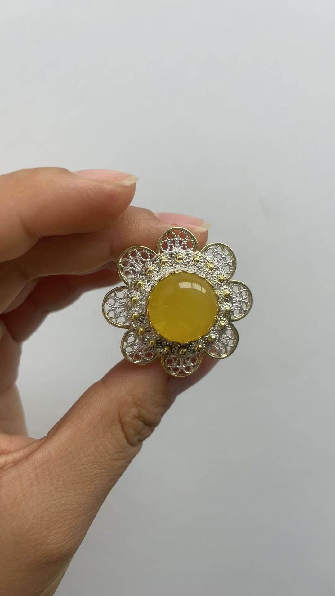 琥珀蜜蜡戒指气质时尚