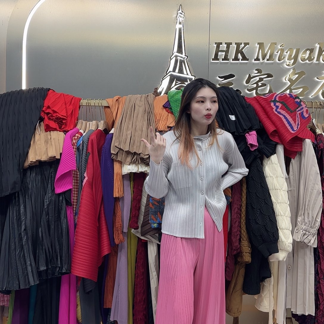 套头款浅灰色纽扣外套