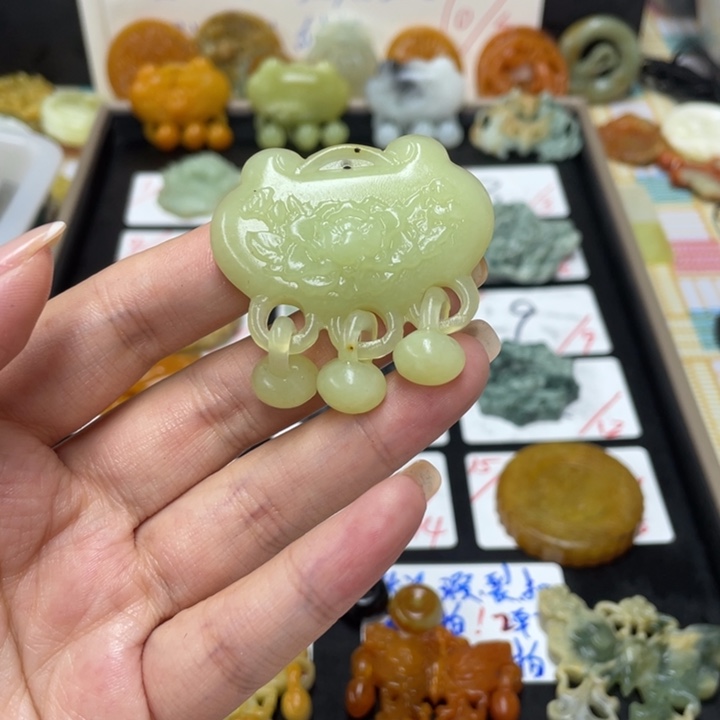 天***情合金蛇纹石玉颈饰