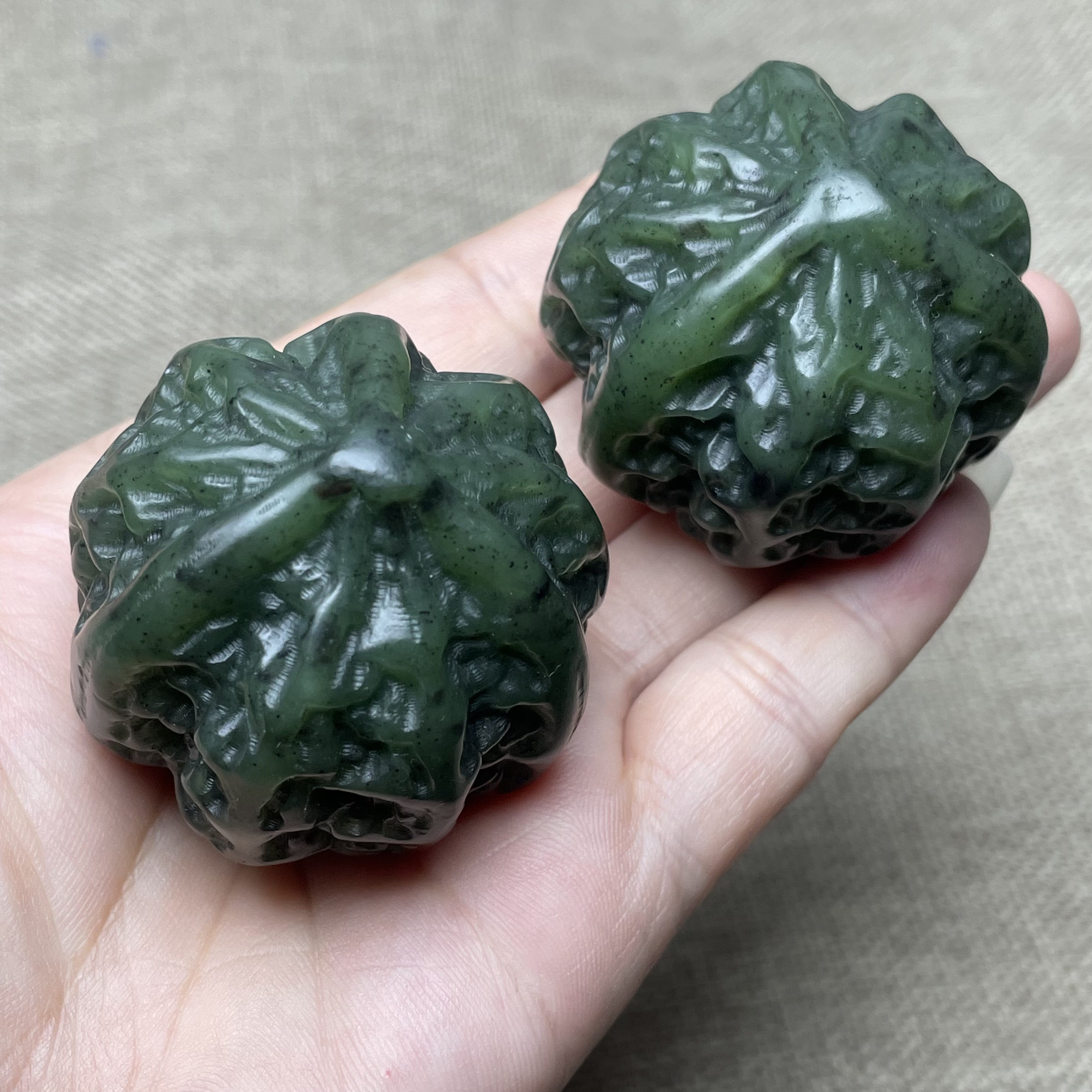 和田玉碧玉核桃 一对出 有黑点 介意勿拍…