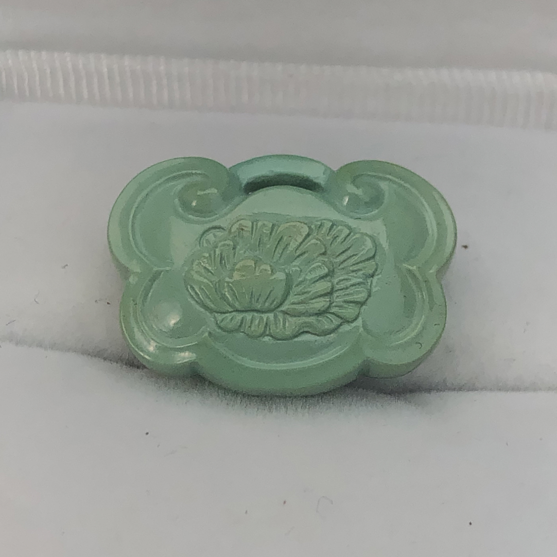 原矿绿松石干净精工菜籽色平安锁尺寸：宽19.6高13.8厚6mm