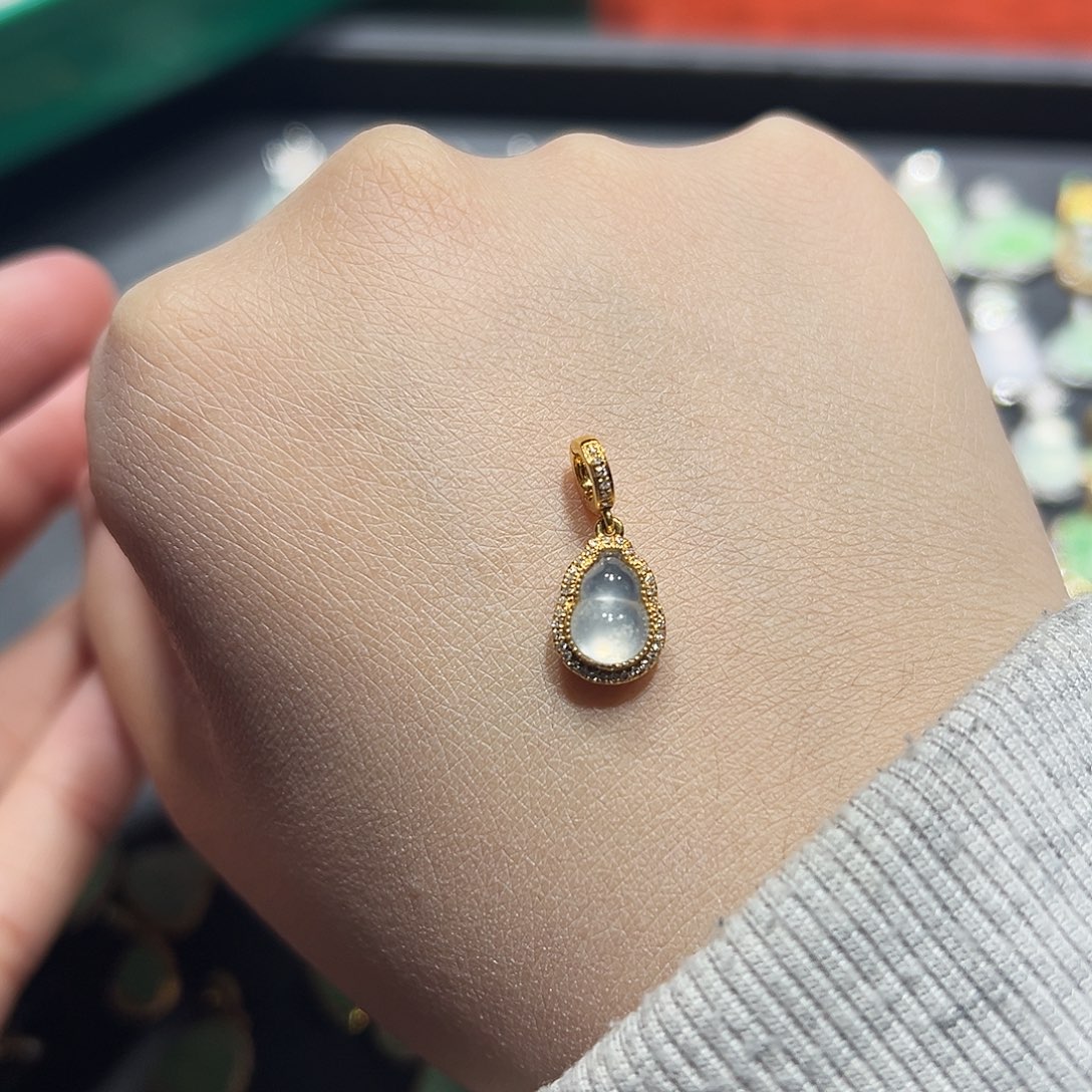 翡翠手链18K金镶嵌吊坠