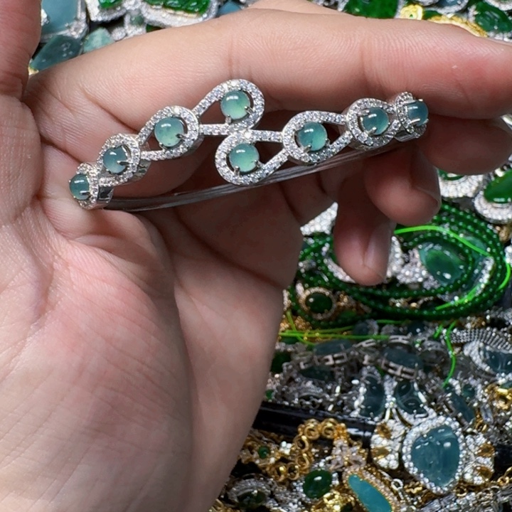 翡翠未镶嵌颈饰天然A货翡翠放漏