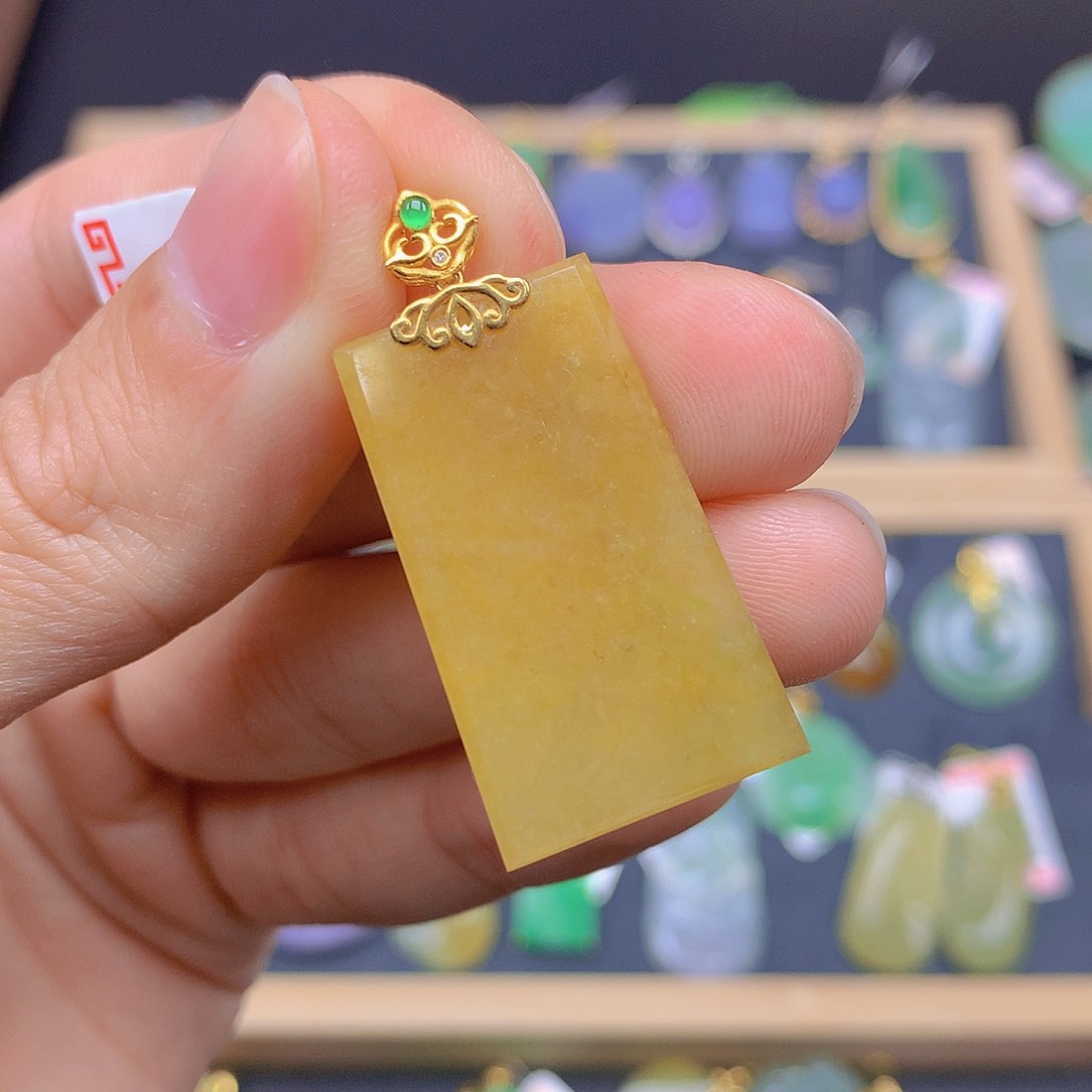 翡翠颈饰18K金镶嵌翡翠