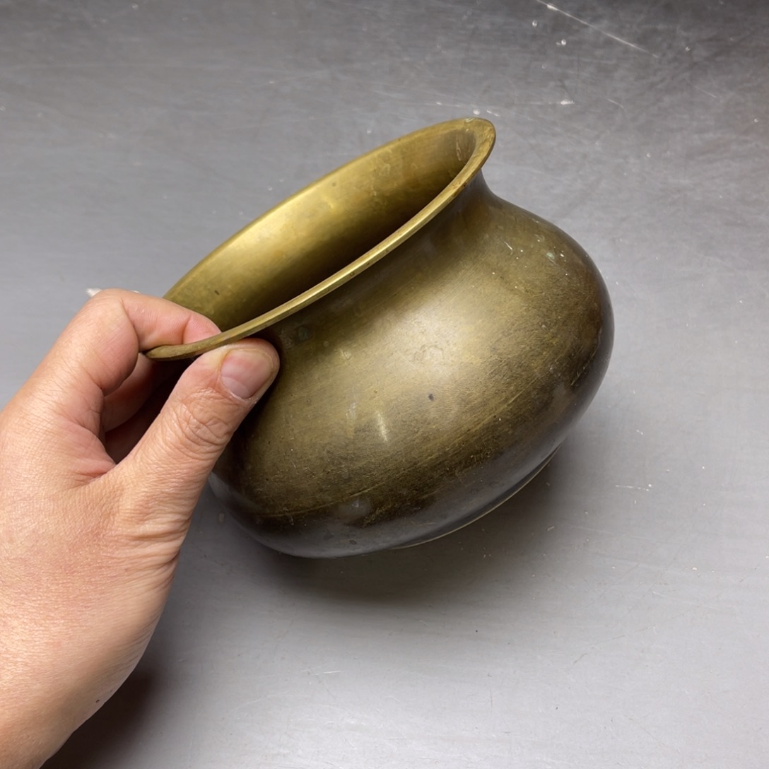 瓷片密密麻麻地排列着一个