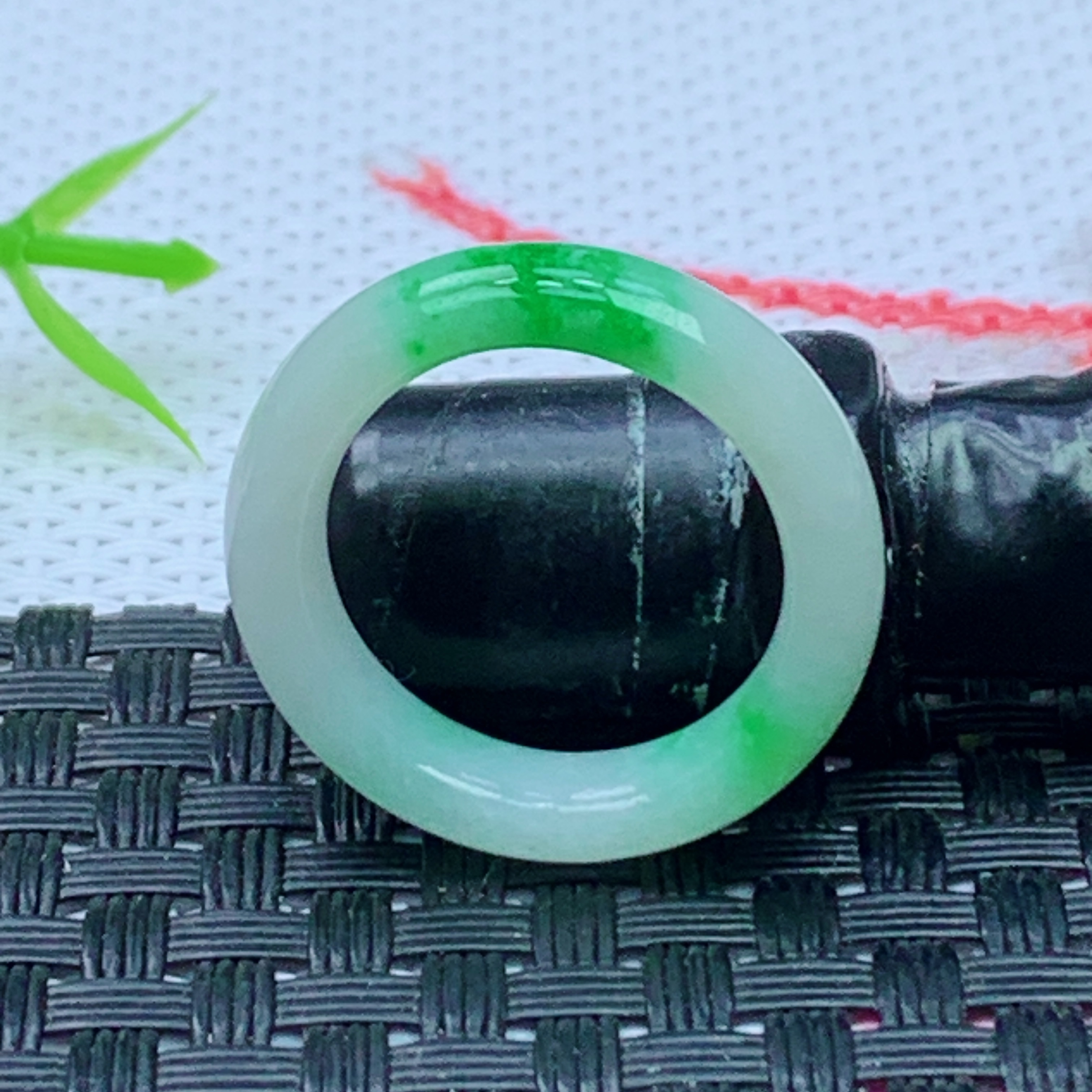 缅甸天然A货翡翠  飘阳绿素面玉戒圈戒指 内径17.2 mm 编号1727