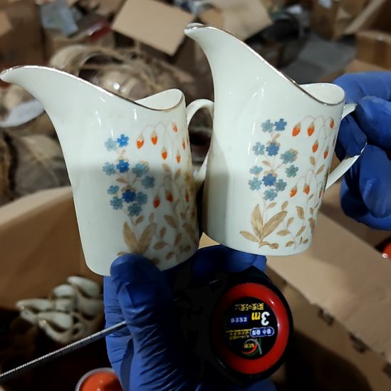 摆件盘子碗茶壶啥都有