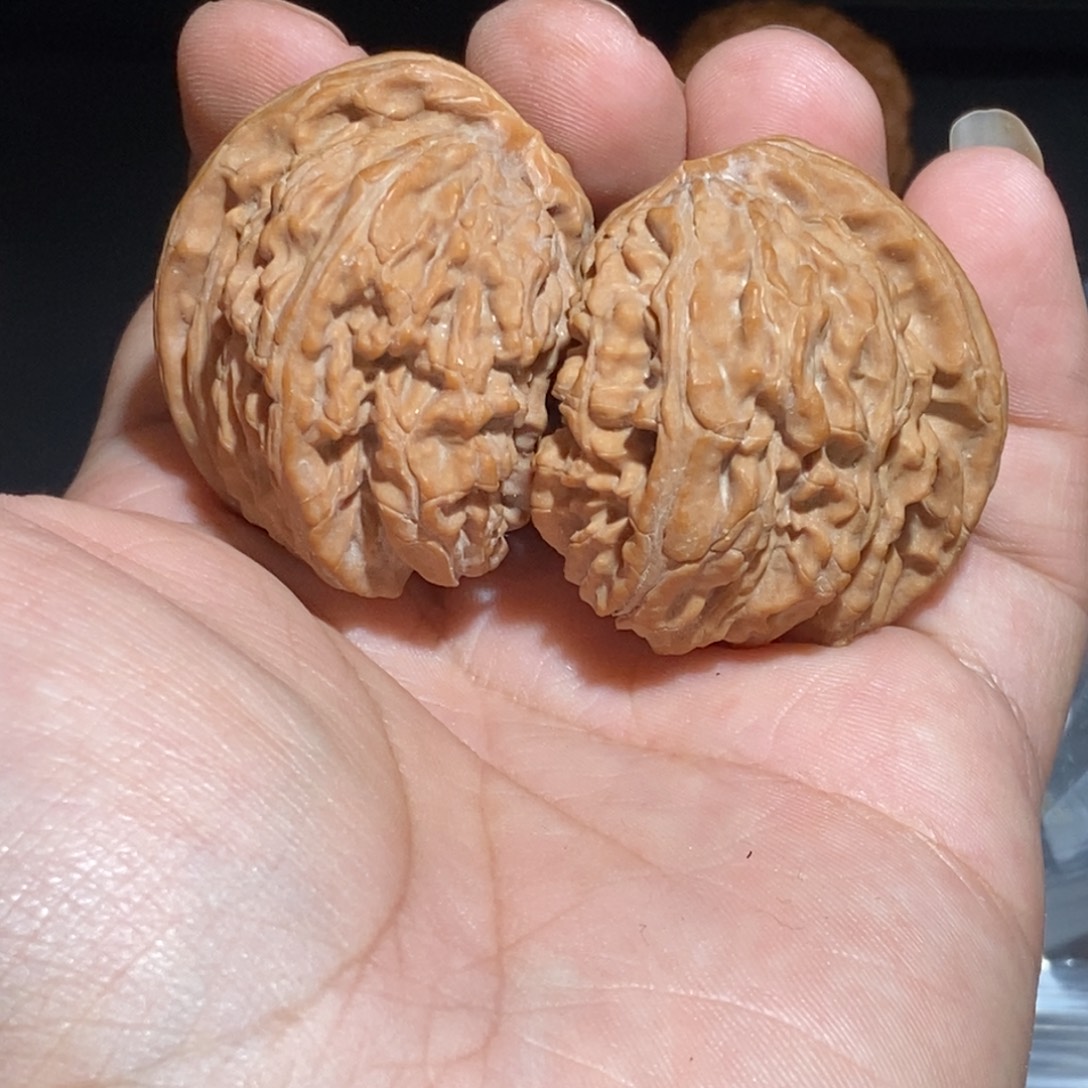 文玩核桃吊坠半壁有修