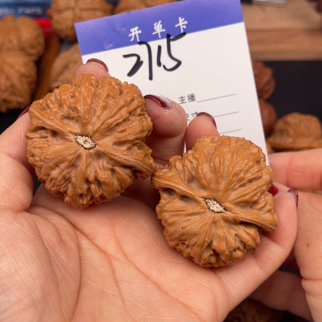 文玩核桃吊坠在****e大粗筋46尺。 2715