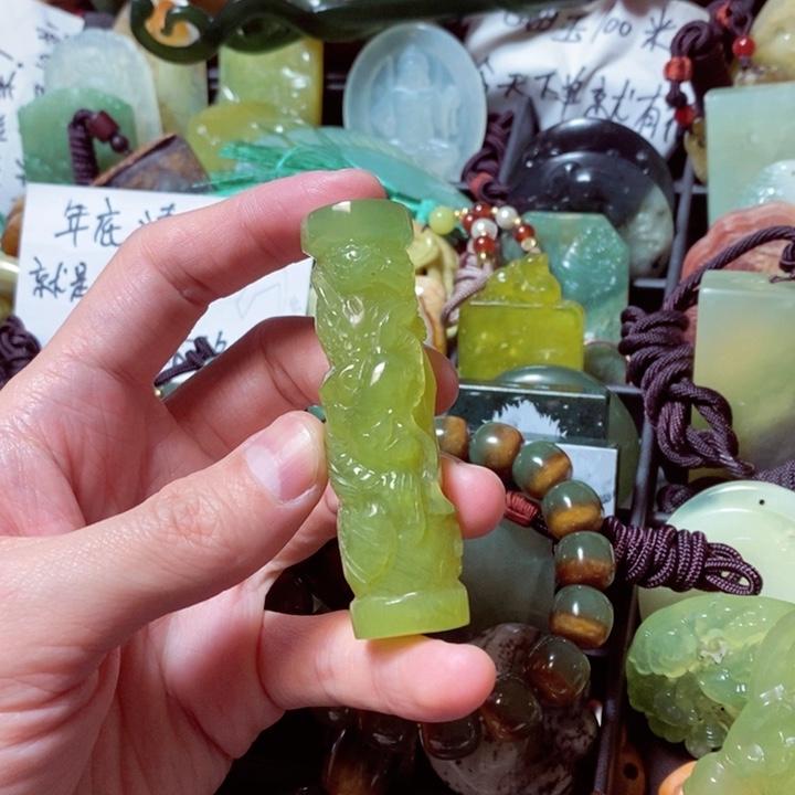 蛇纹石玉颈饰未镶嵌