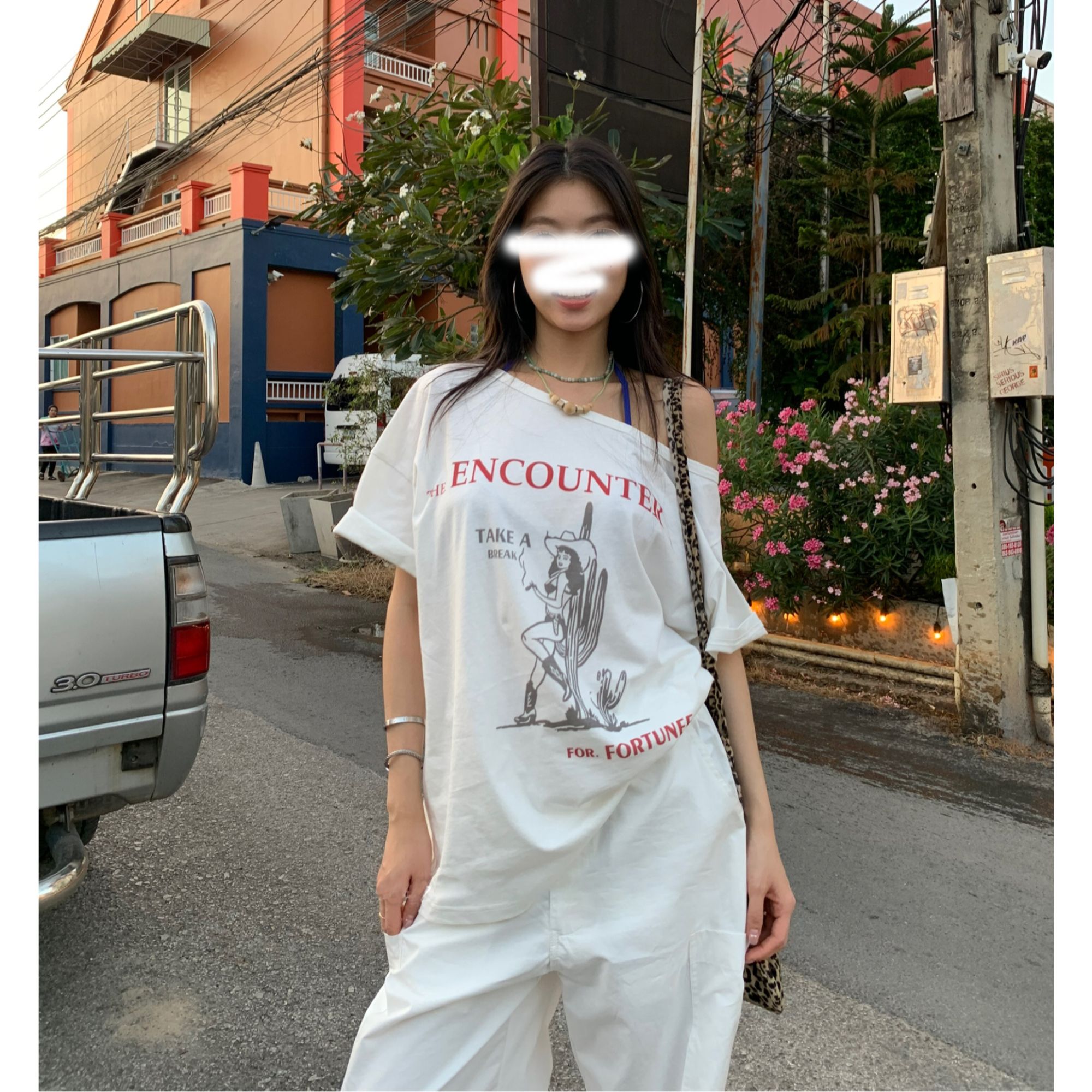 春夏新款度假风情斜肩创意牛仔女郎印花设计短袖T恤夏季宽松上衣