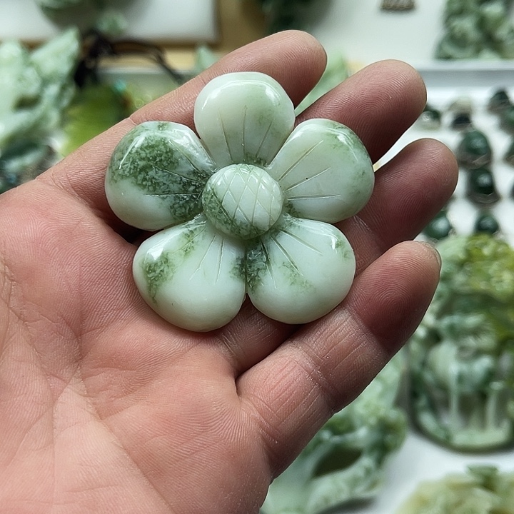 透闪石-蛇纹石玉未镶嵌颈饰