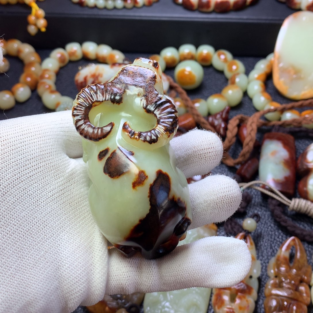 未镶嵌岫岩河磨玉（透闪石质玉）把件h*