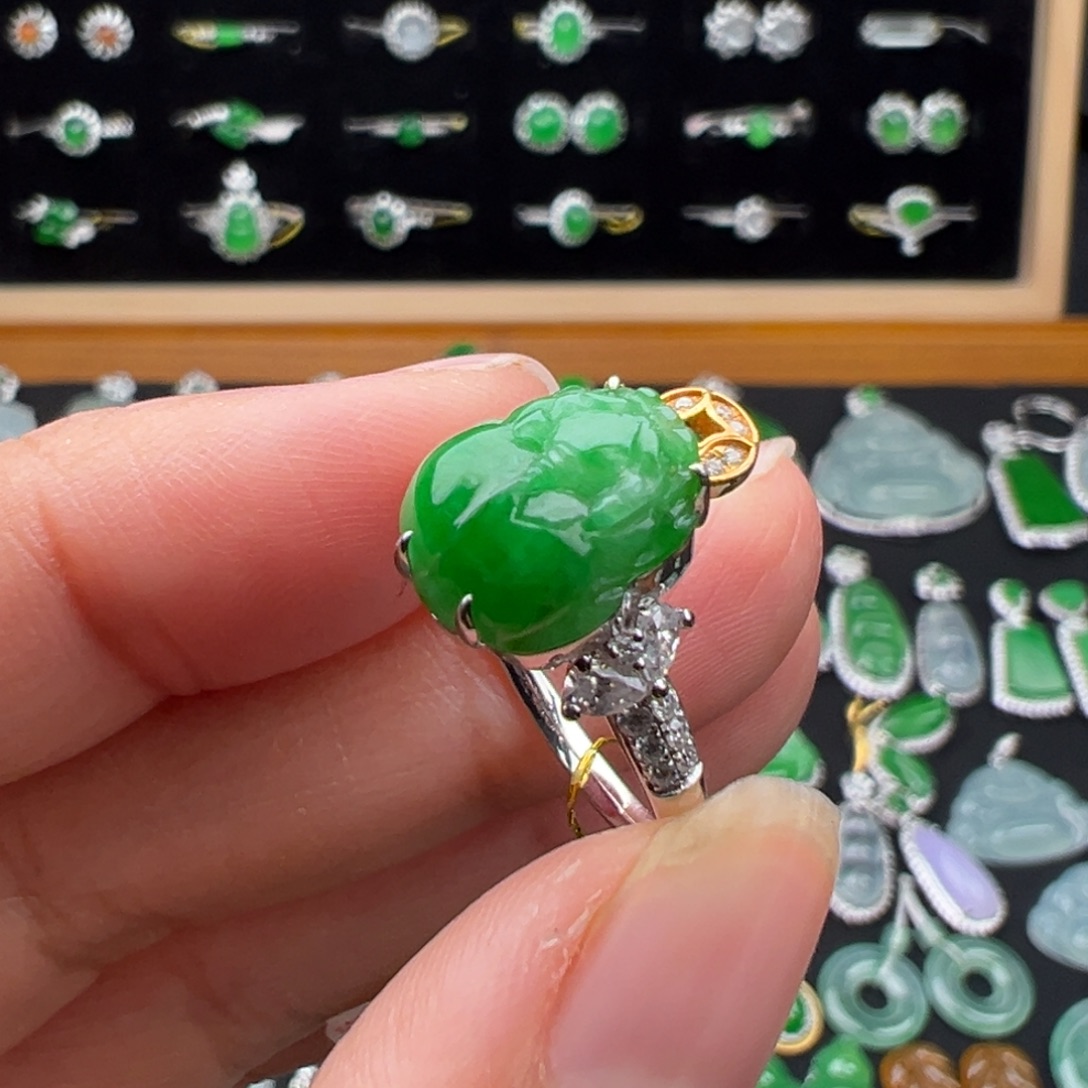 翡翠18K金镶嵌颈饰戒指