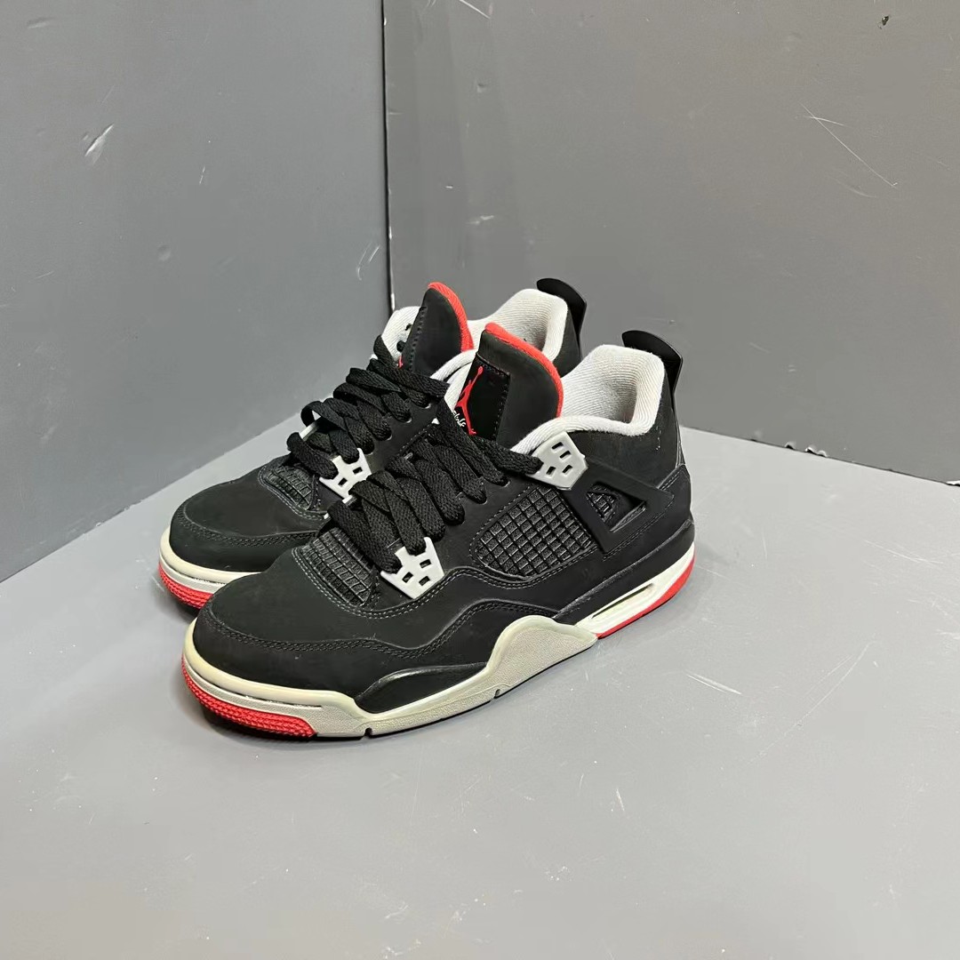 AJ4 黑红38码 配盒下地个位数 很新成色 女神款市场价3999