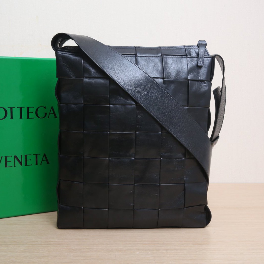 95新 BOTTEGA VENETA/葆蝶家 小花黑黑 皮革C 编织 单肩斜挎包