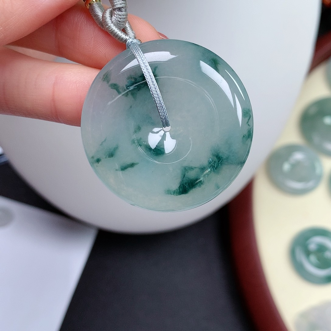 翡翠颈饰未镶嵌平安扣