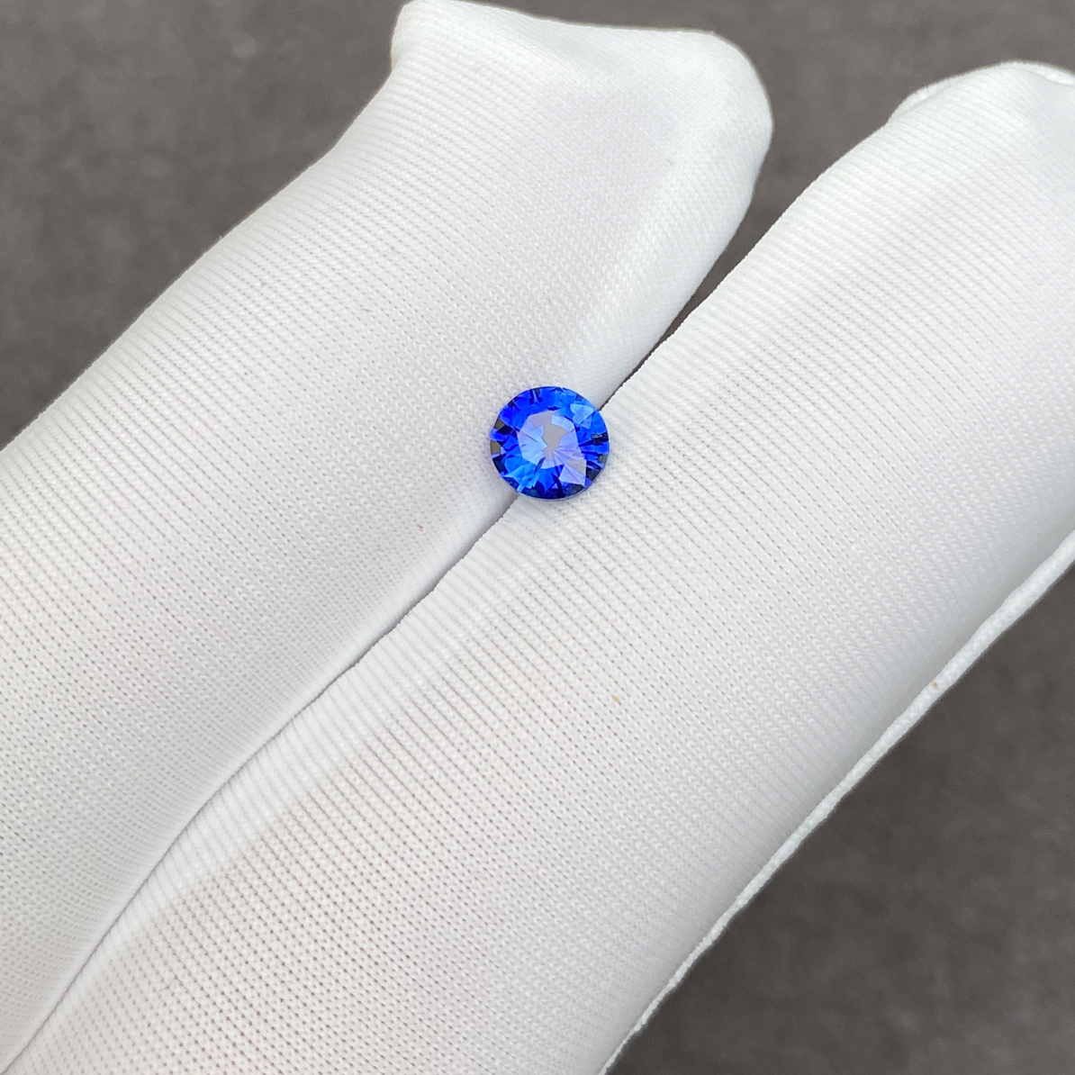 斯里兰卡矿区0.39克拉满火彩皇家蓝蓝宝石裸石