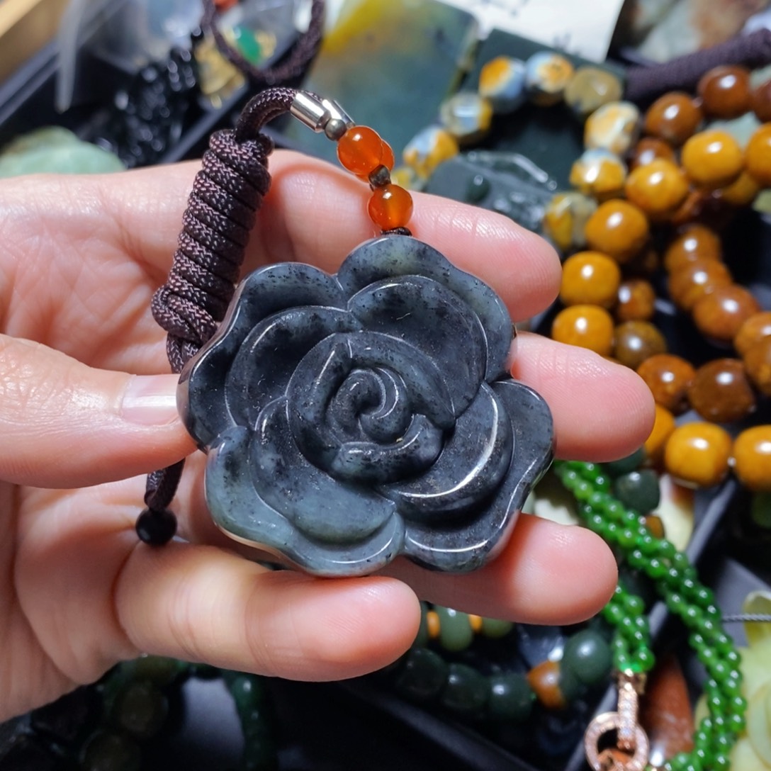 蛇纹石玉未镶嵌颈饰