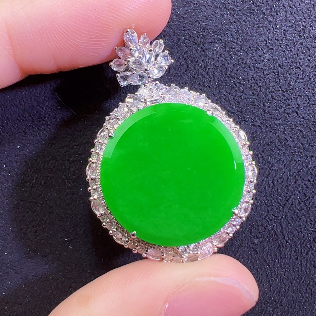 翡翠18K金镶嵌颈饰吊坠