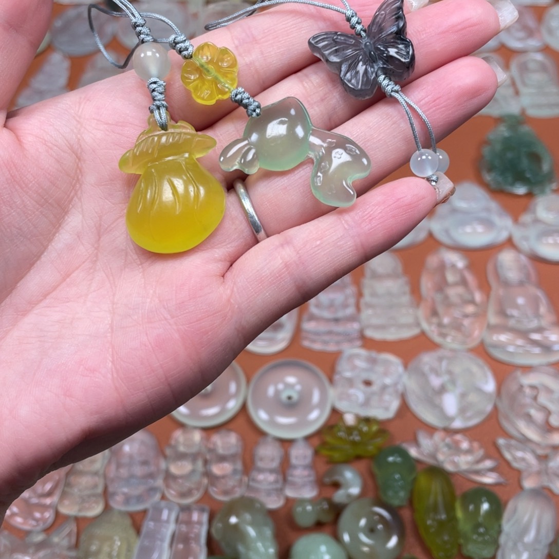 蛇纹石玉未镶嵌颈饰