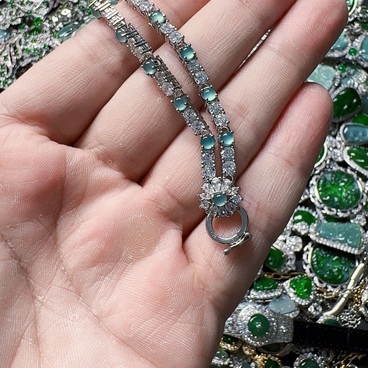 翡翠颈饰未镶嵌天然A货翡翠放漏