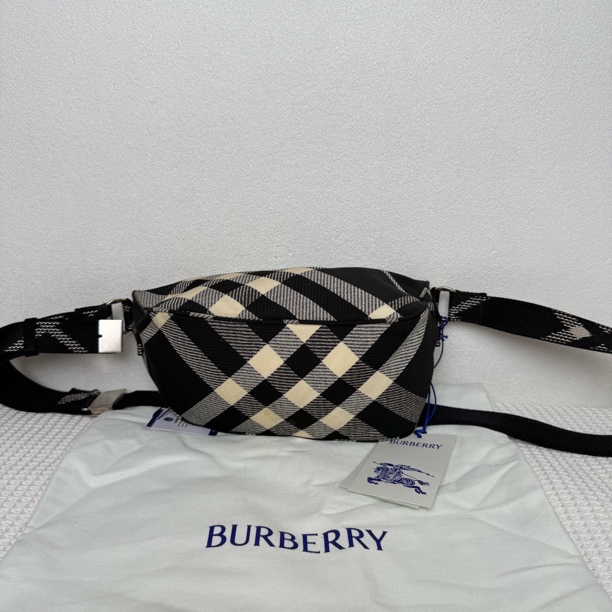 99新 BURBERRY/博柏利 5778/时尚休闲经典黑白格纹帆布胸包