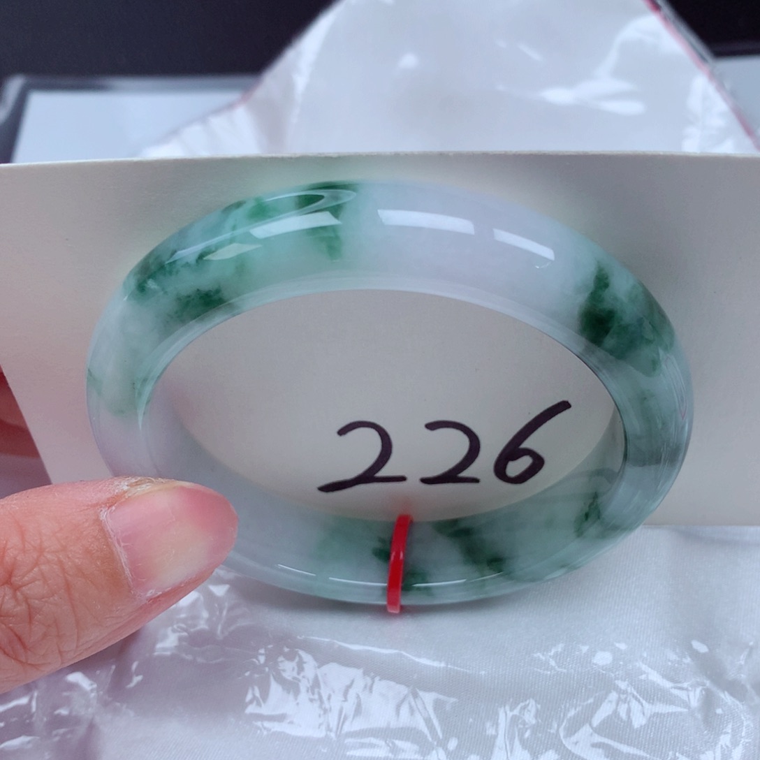 翡翠手镯未镶嵌翡翠