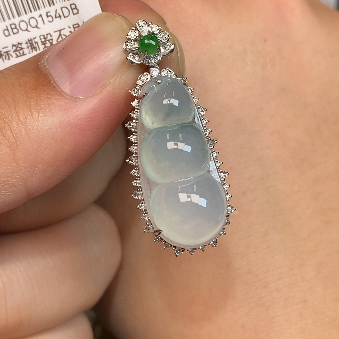 翡翠18K金镶嵌颈饰豆