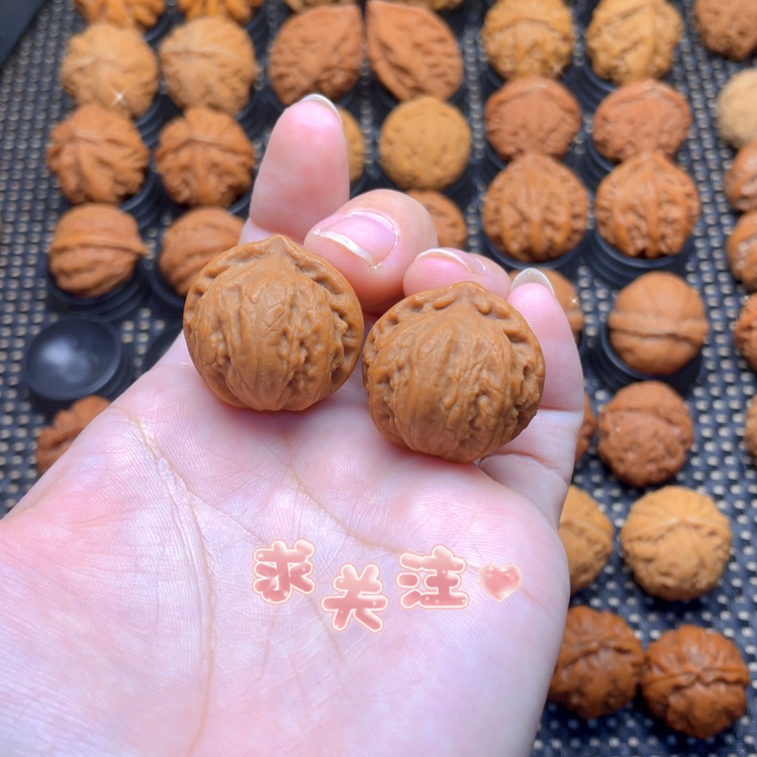 起***了核桃文玩把件野生虾磨盘