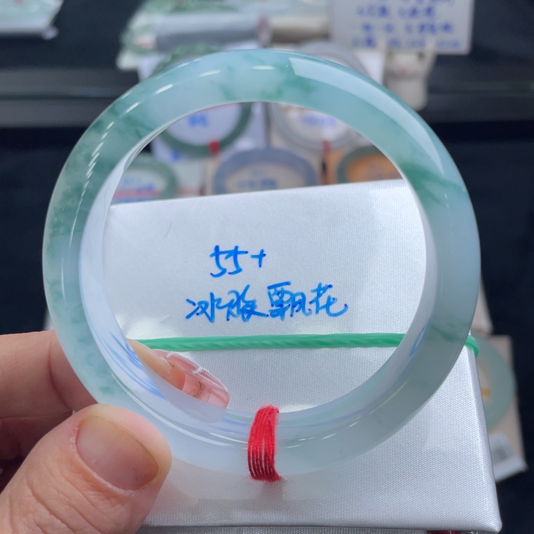 翡翠手镯未镶嵌翡翠手镯