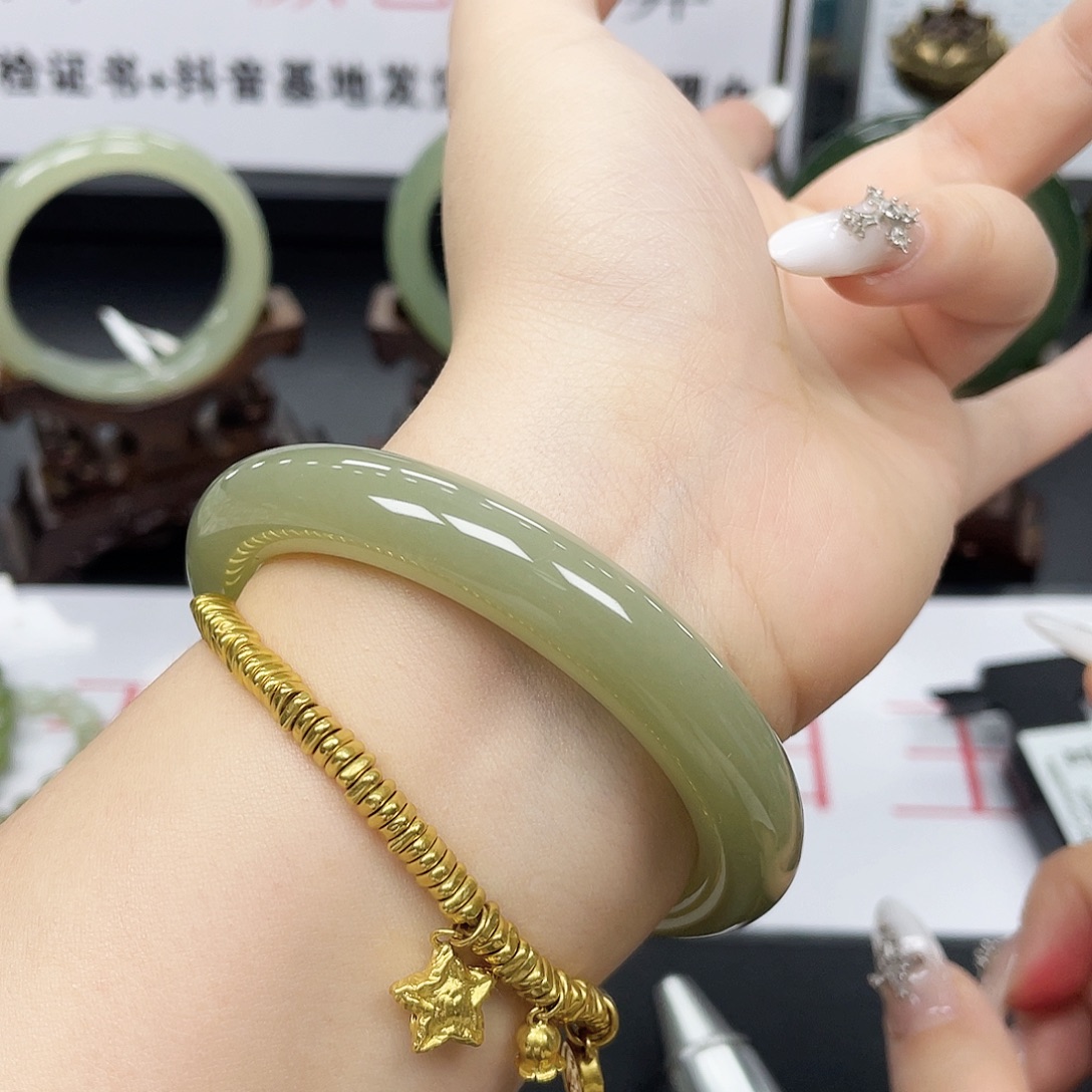 和田玉未镶嵌手镯