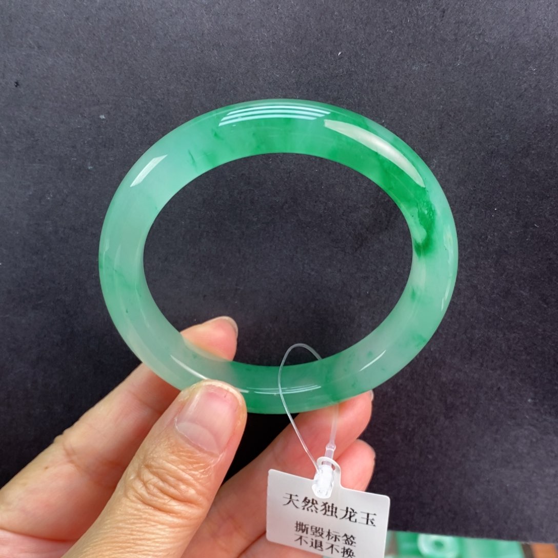 石英质玉手镯未镶嵌月**盒