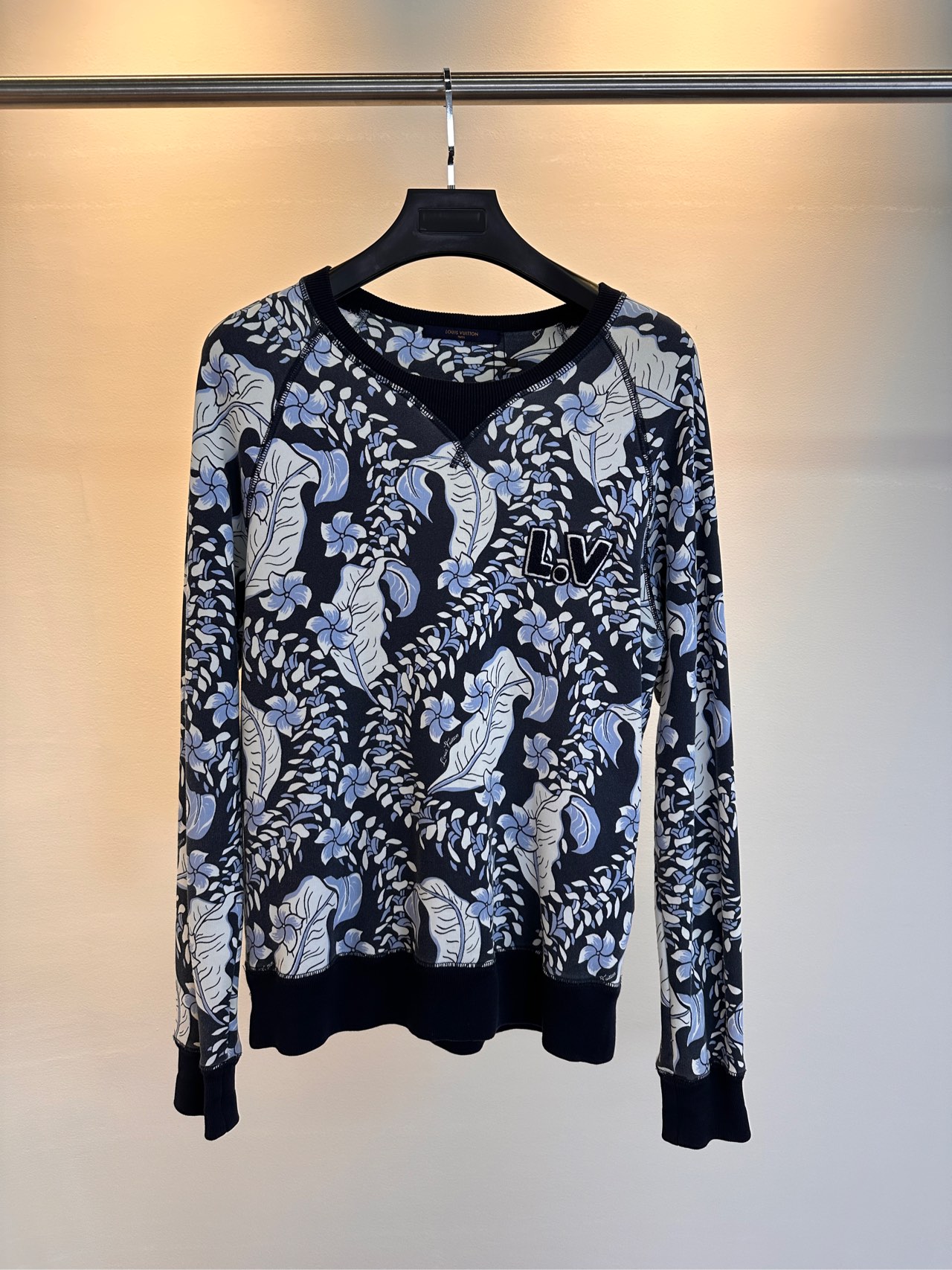 99新 LouisVuitton/路易威登  胸前logo刺绣圆领套头卫衣 M码 