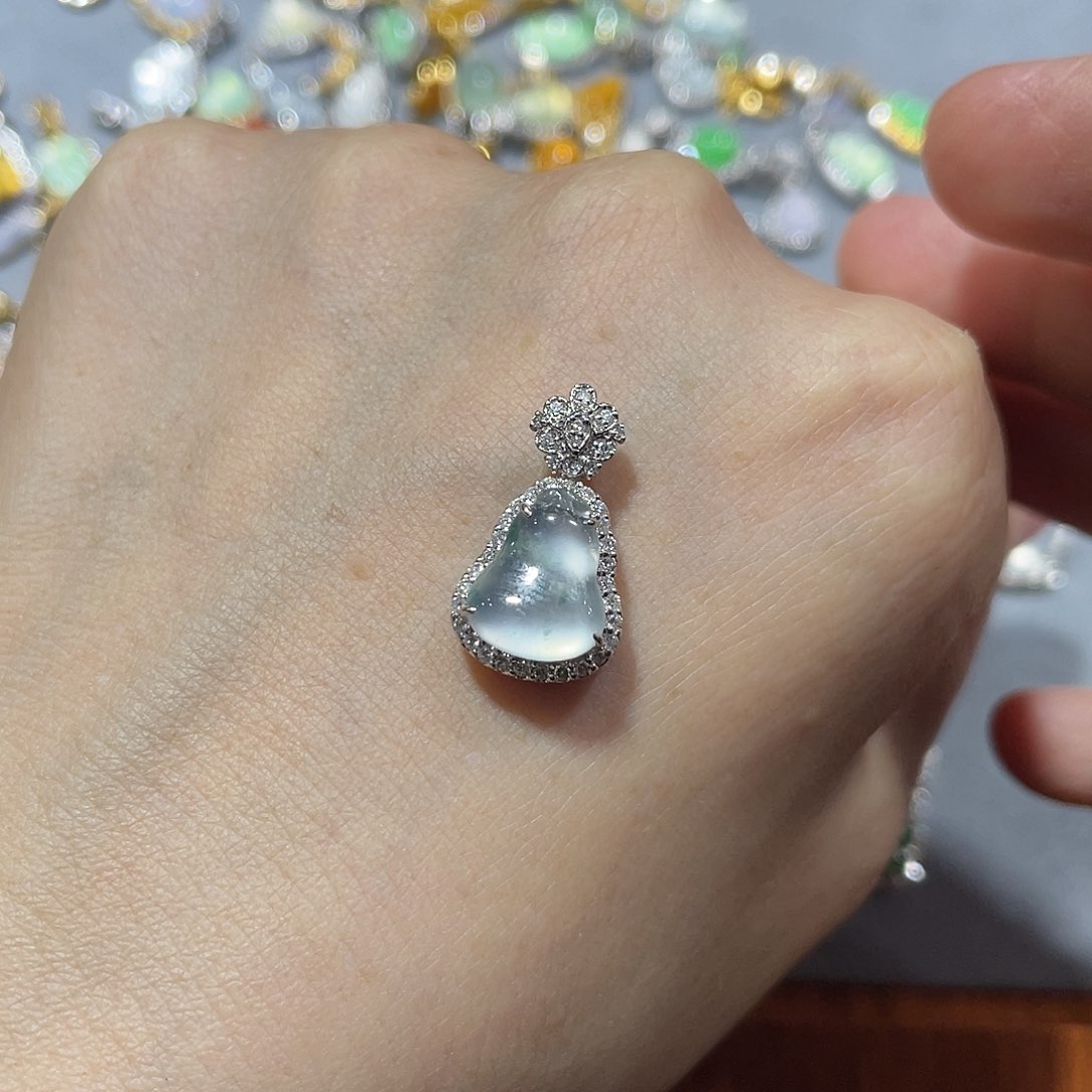 翡翠18K金镶嵌颈饰