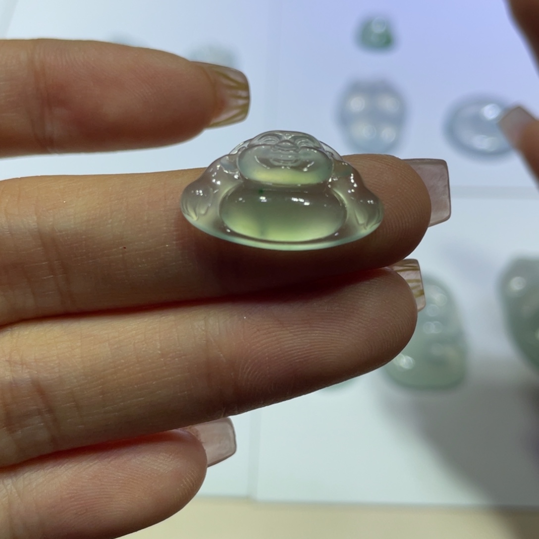 翡翠未镶嵌颈饰佛