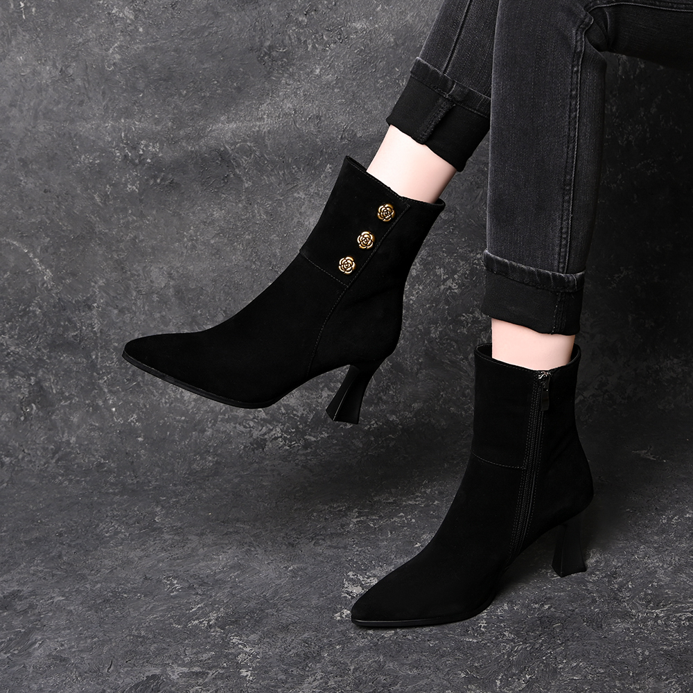 真皮羊皮秋冬新款尖头高跟侧拉链短靴女磨砂绒面山茶花排扣时装靴