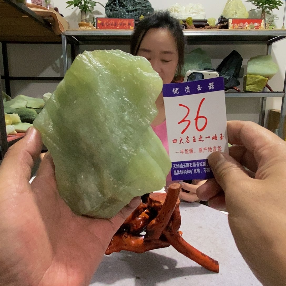 未镶嵌蛇纹石玉原石中***哈