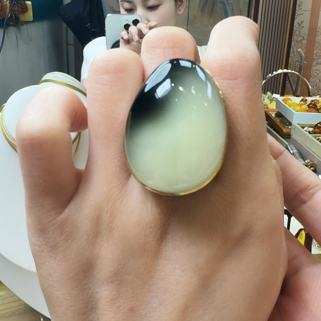 琥珀未镶嵌颈饰戒指