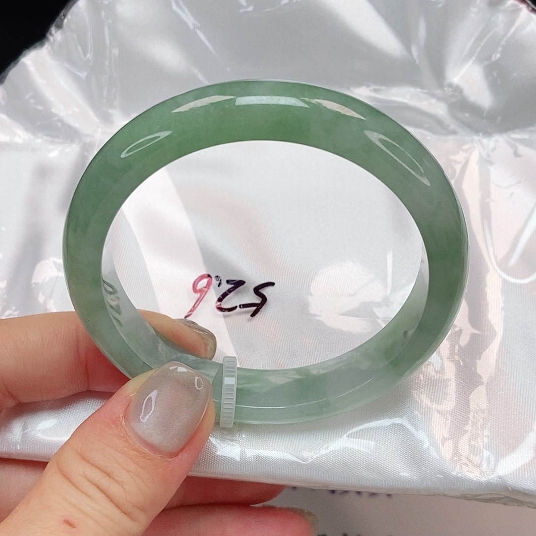 翡翠手镯未镶嵌冰绿泥鳅背